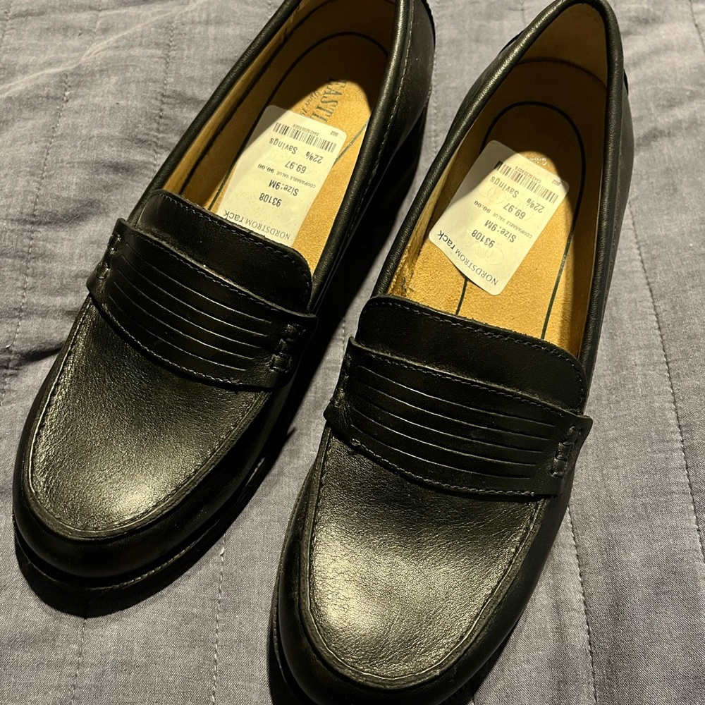 NWT black heeled closed toe shoe